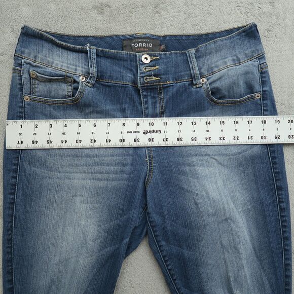 Torrid Jeans Women's Size 14R Blue Mid-Rise Jegging Denim 28.5"Inseam Distressed - Picture 7 of 16
